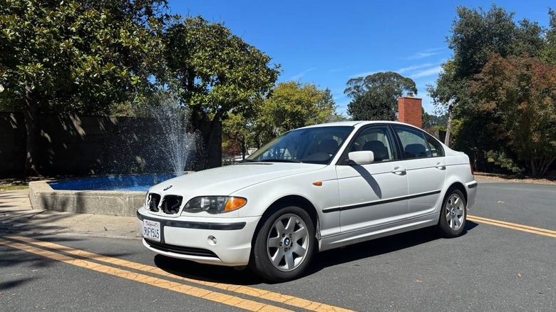 2005 BMW 320i front three-quarter image