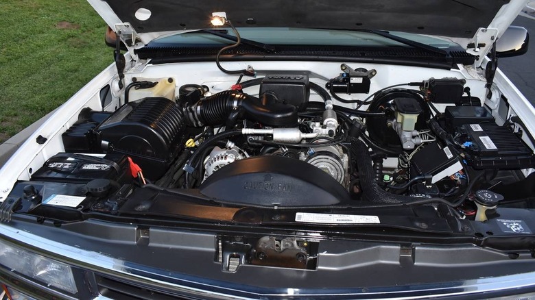 1999 Chevy Tahoe Two Door engine bay image