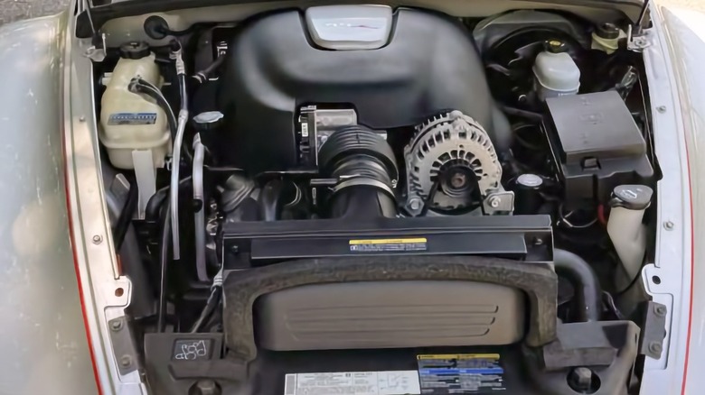 2005 Chevrolet SSR 6.0-liter LS2 V8 engine image