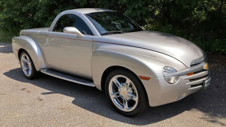 2005 Chevrolet SSR front three-quarter image with top up