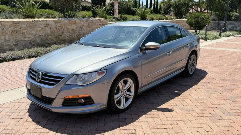 2010 Volkswagen CC R-Line front three-quarter image