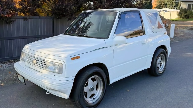 1993 Geo Tracker three-quarter front image