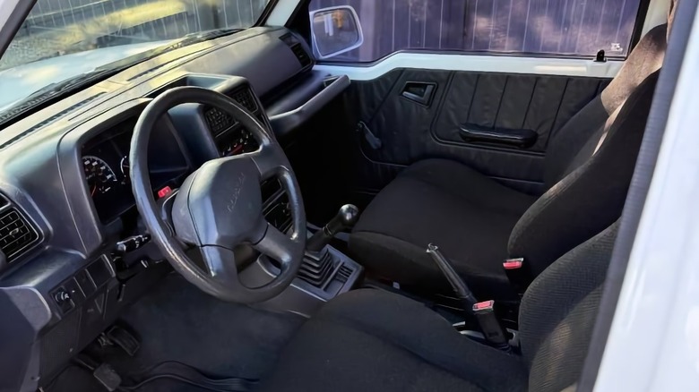 1993 Geo Tracker interior image