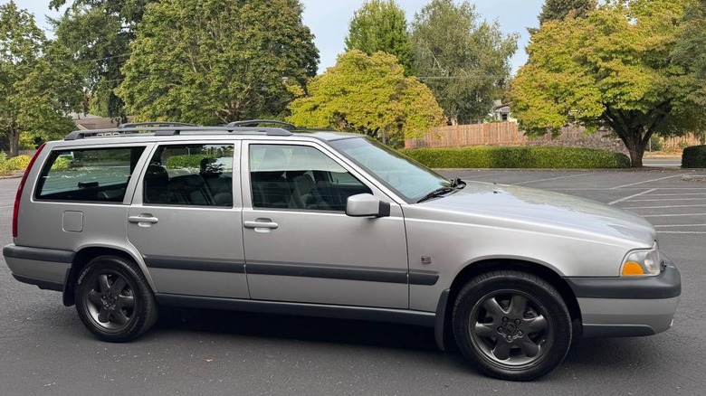 Rebuilt title 2000 Volvo V70 XC passenger side image