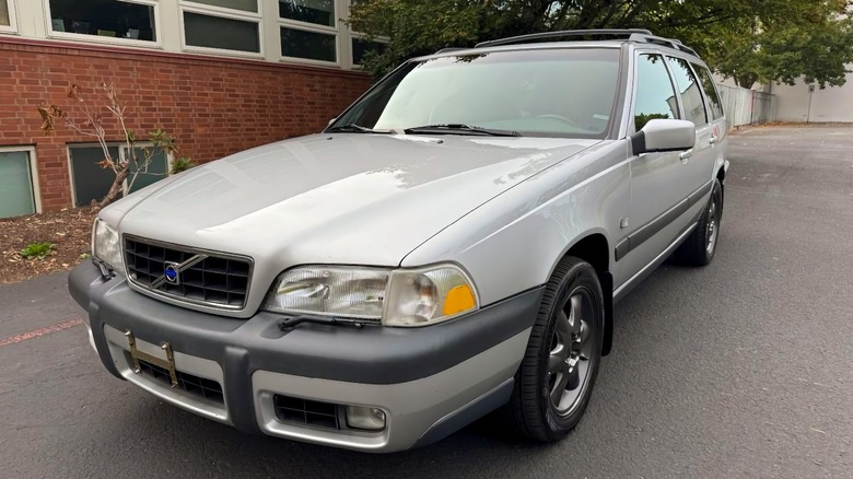 Rebuilt title 2000 Volvo V70 XC front three-quarter image