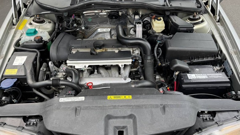 Rebuilt title 2000 Volvo V70 XC engine compartment image
