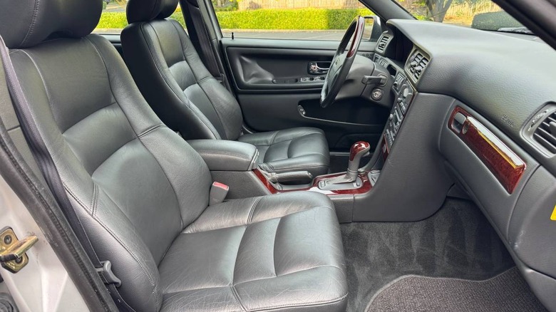 Rebuilt title 2000 Volvo V70 XC front cabin image