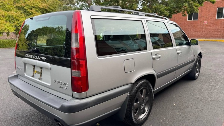 Rebuilt title 2000 Volvo V70 XC rear three-quarter image