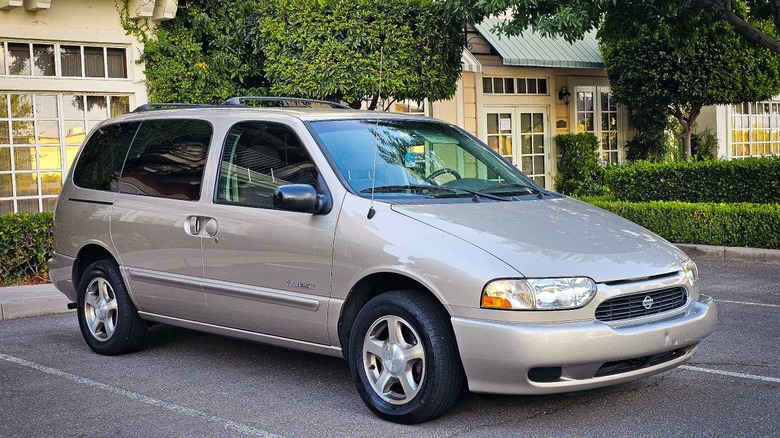 2000 Nissan Quest SE front three-quarter image