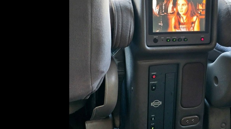 2000 Nissan Quest SE VHS player image