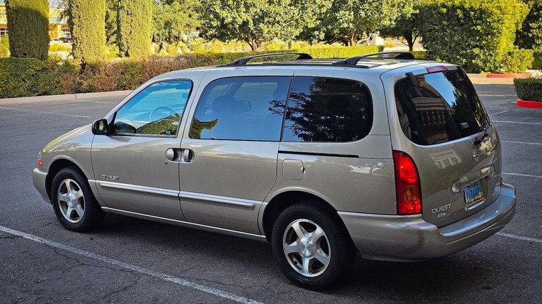 2000 Nissan Quest SE rear three-quarter image