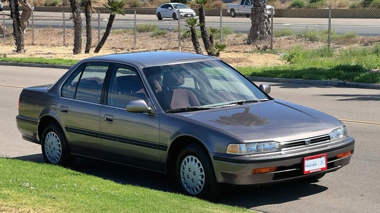 1992 Honda Accord LX front three-quarter image
