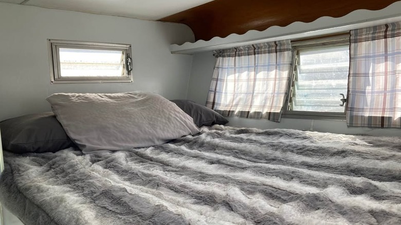 1959 Lincoln Continental Chinook Camper cab-over bed image