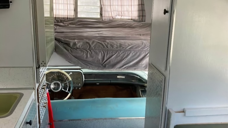 1959 Lincoln Continental Chinook Camper passthrough image