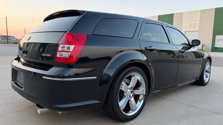 2007 Magnum SRT8 rear three-quarter image