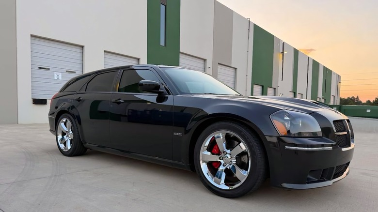 2007 Magnum SRT8 front three-quarter image