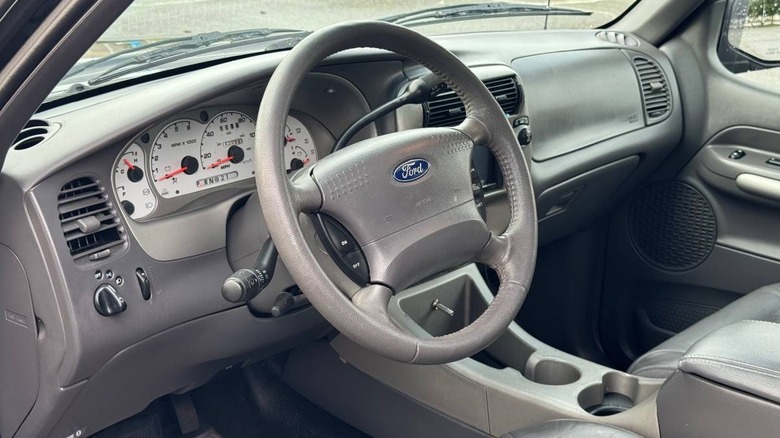 2001 Ford Explorer Sport Trac 4WD Dashboard image