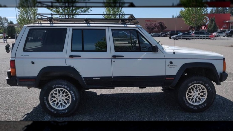 1993 Jeep Cherokee Sport passenger side image