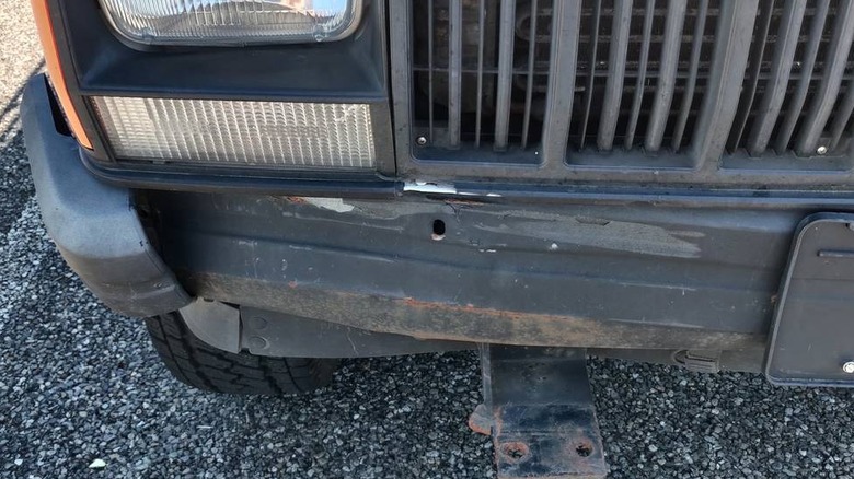 1993 Jeep Cherokee Sport dented bumper image