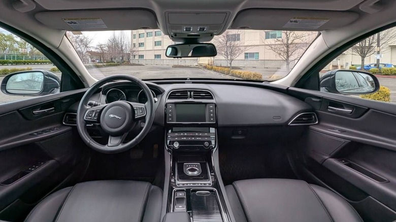 2018 Jaguar XE 2.5T Premium interior image