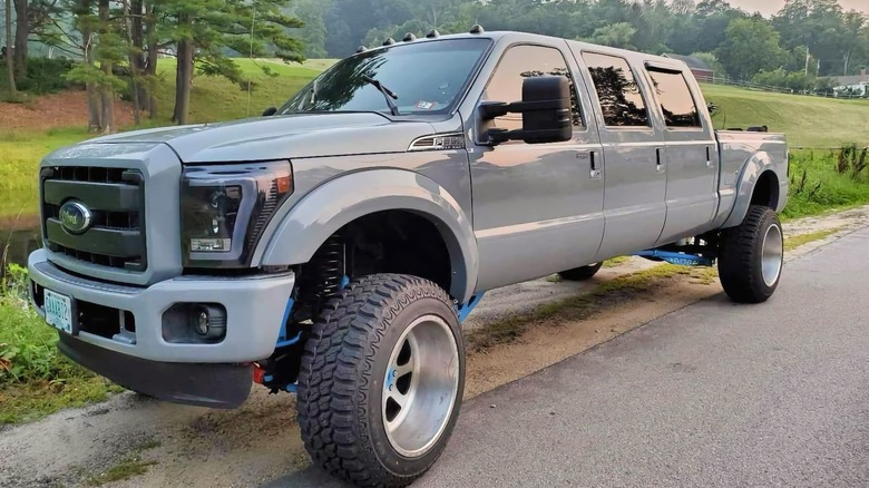 Custom 2006 Ford F-350 Super-Duper Cab front three-quarter image
