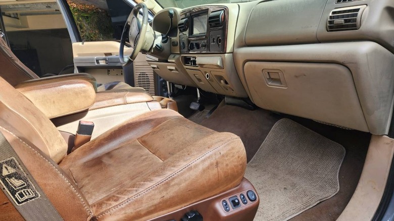 Custom 2006 Ford F-350 Super-Duper Cab dashboard and front seats image