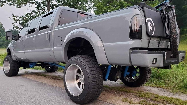 Custom 2006 Ford F-350 Super-Duper Cab rear three-quarter image