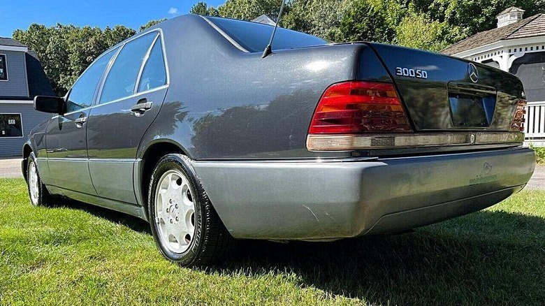1992 Mercedes-Benz 300SD rear three-quarter image