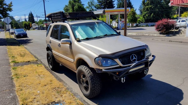 2003 Mercedes-Benz ML350 Overlander Front Thee-Quarter Image
