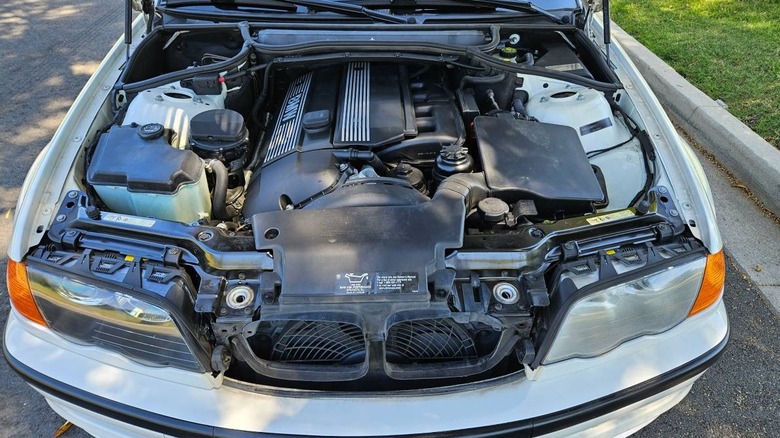 2001 BMW 330xi engine image