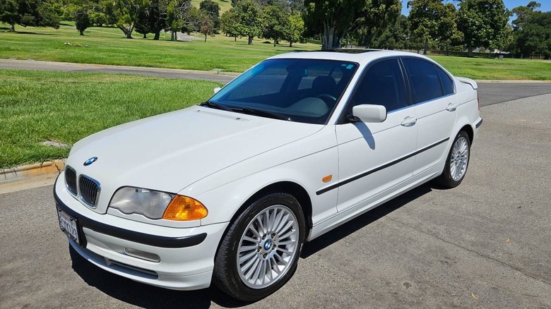 2001 BMW 330xi front three-quarter image