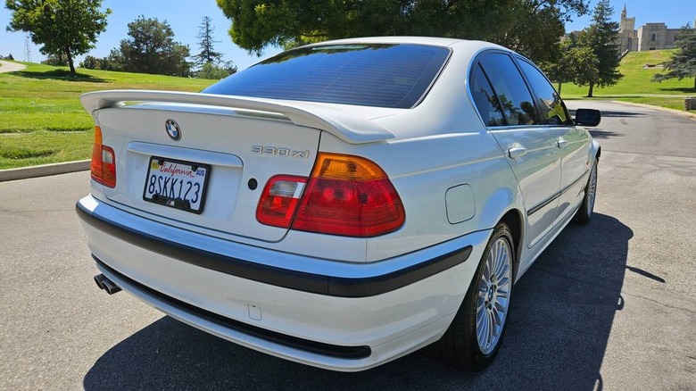 2001 BMW 330xi rear three-quarter image