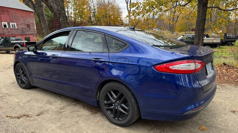 2013 Ford Fusion rear three-quarter image