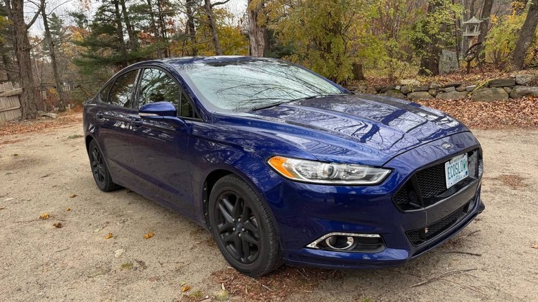 2013 Ford Fusion front three-quarter image