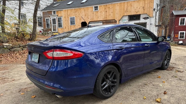 2013 Ford Fusion rear three-quarter image