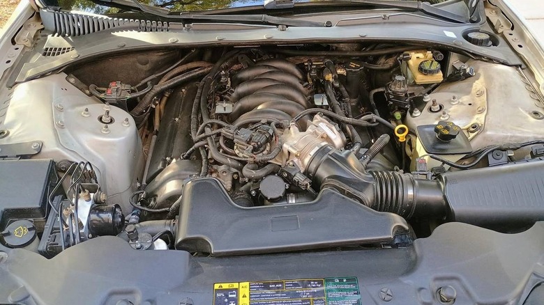 2003 Lincoln LS V8 engine compartment image