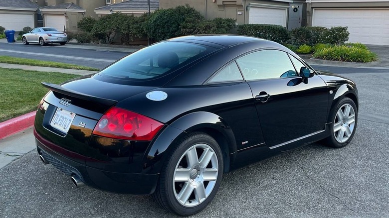 2004 Audi TT S-Line 3.2 rear three-quarter image