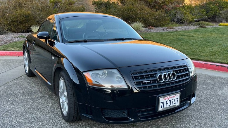 2004 Audi TT S-Line 3.2 front three-quarter image
