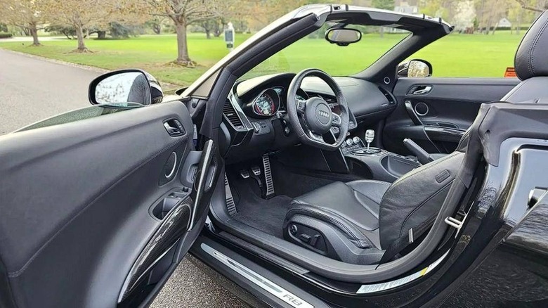 2012 Audi R8 5.2 Quattro Spyder cabin image
