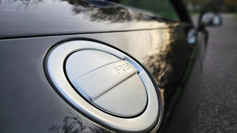 2012 Audi R8 5.2 Quattro Spyder fuel filler image