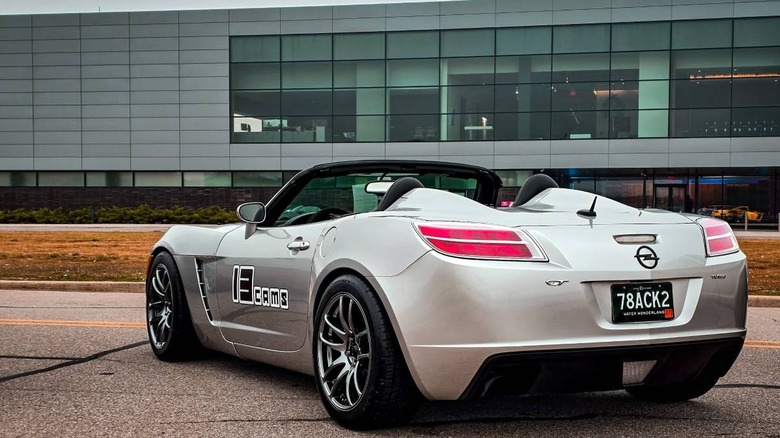 2007 Saturn Sky Redline rear three-quarter image