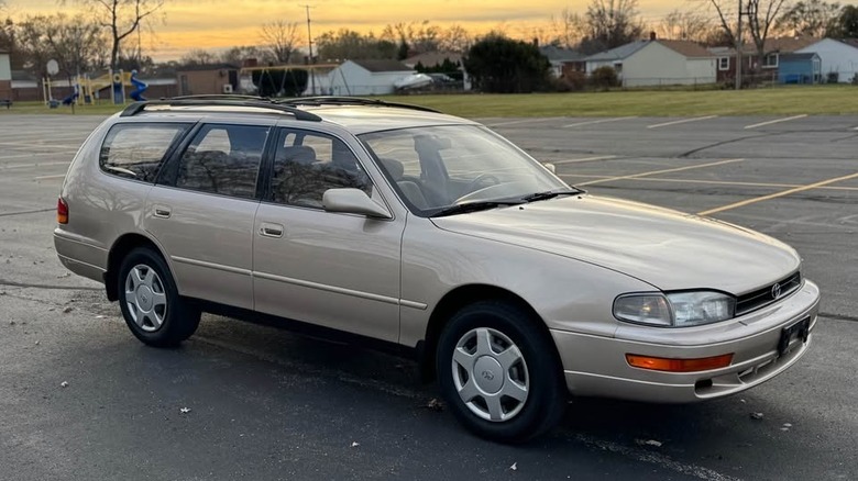 1994 Toyota Camry LE wagon passenger side image