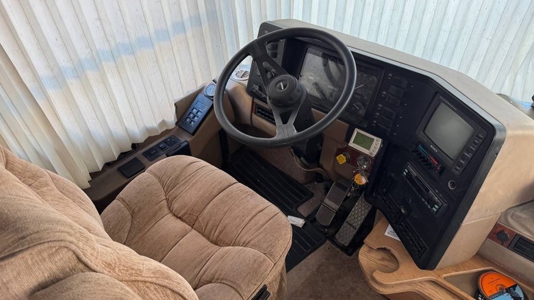1996 Winnebago Vectra Grand Tour 35 WQ-P driver's station image