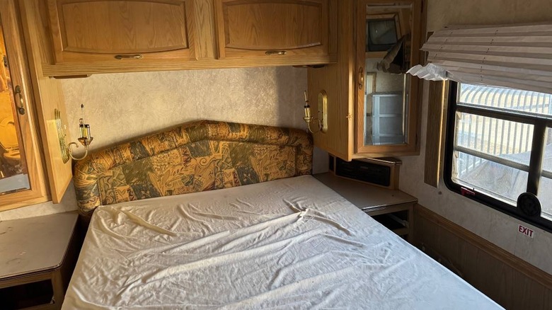 1996 Winnebago Vectra Grand Tour 35 WQ-P bedroom image