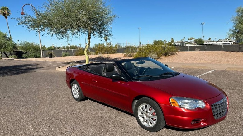 2004 Chrysler Sebring GTC front three-quarter image
