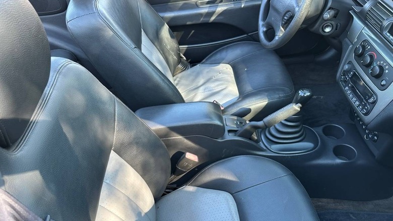 2004 Chrysler Sebring GTC seating image