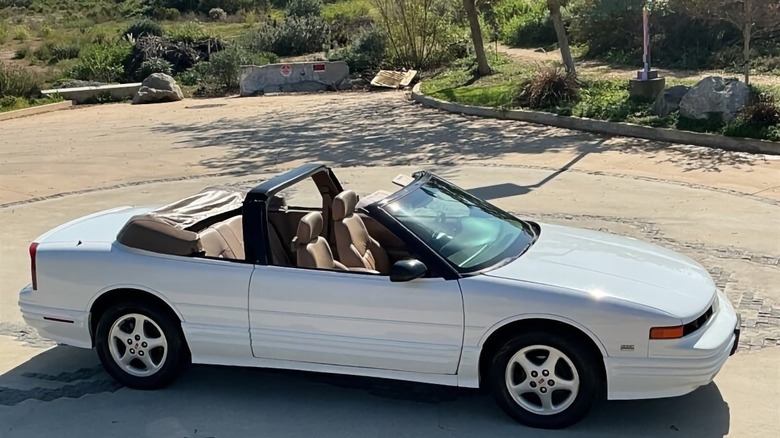 1995 Oldsmobile Cutlass Supreme convertible passenger side image