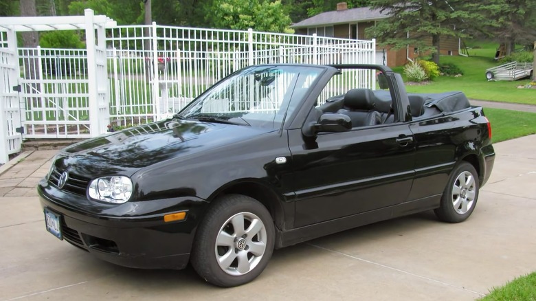 2001 Volkswagen Cabrio Convertible GLX front three-quarter image
