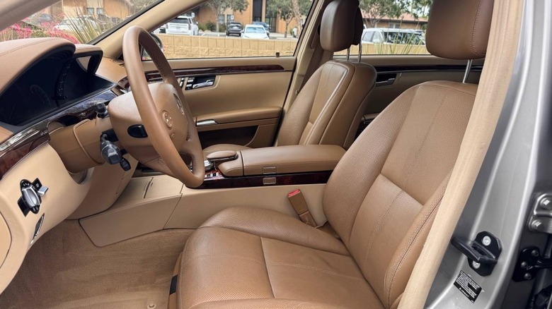 2007 Mercedes-Benz S550 passenger compartment image