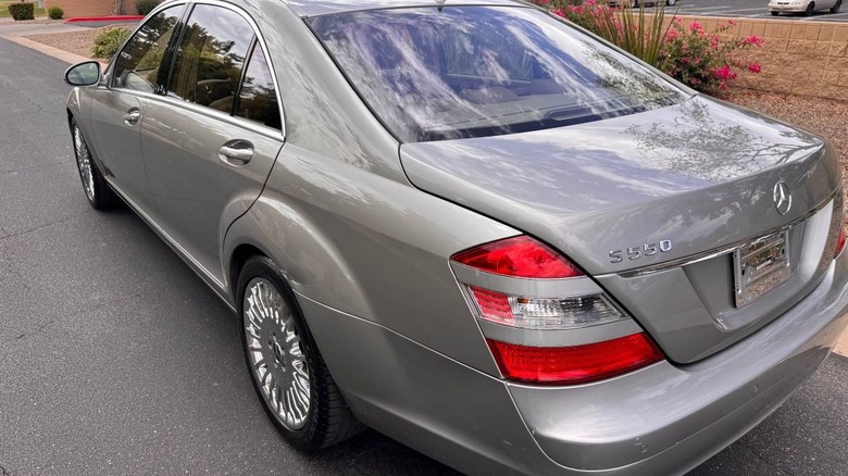 2007 Mercedes-Benz S550 rear three-quarter image